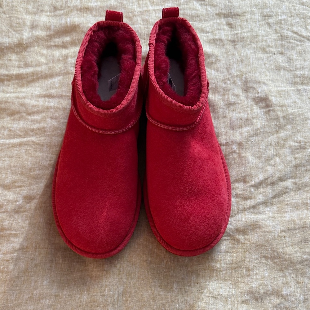 UGG Ultra mini in Ribbon Red new without tags - Picture 6 of 17